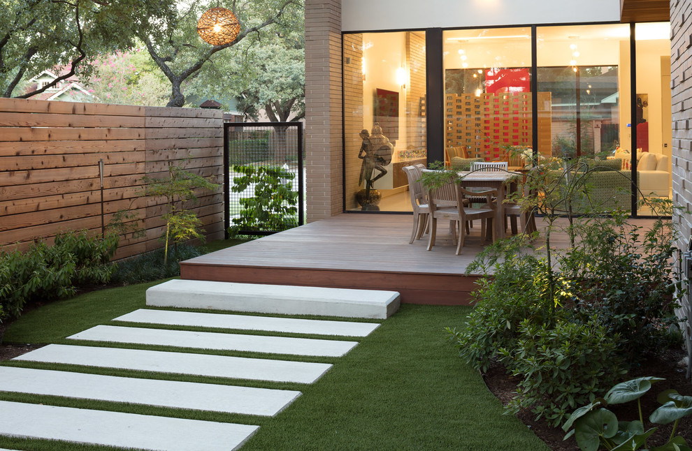 Kleiner, Schattiger Moderner Garten hinter dem Haus mit Betonboden in Houston