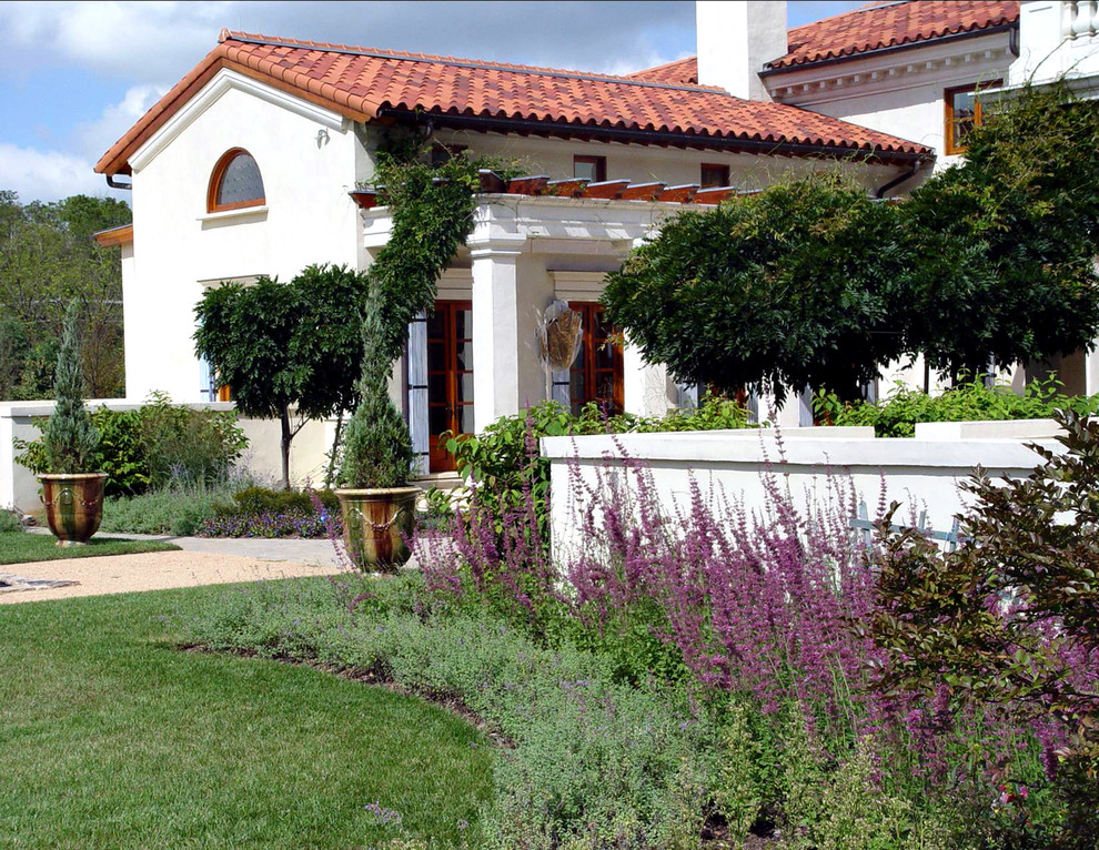 Diseño de jardín mediterráneo extra grande en verano en patio trasero con exposición total al sol y gravilla