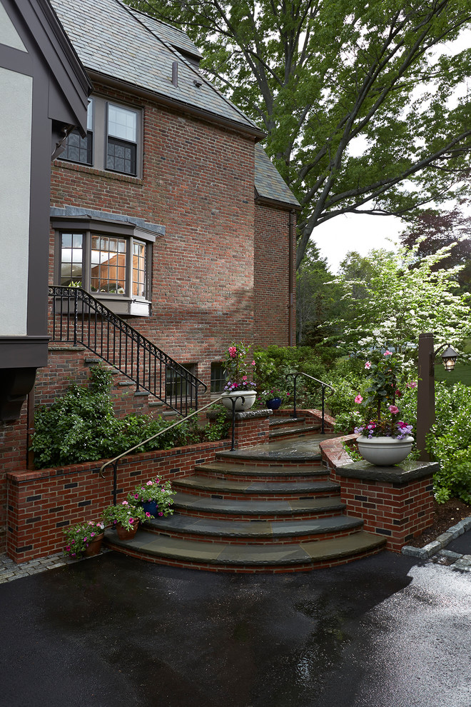 ボストンにあるトラディショナルスタイルのおしゃれな庭 (半日向、階段) の写真