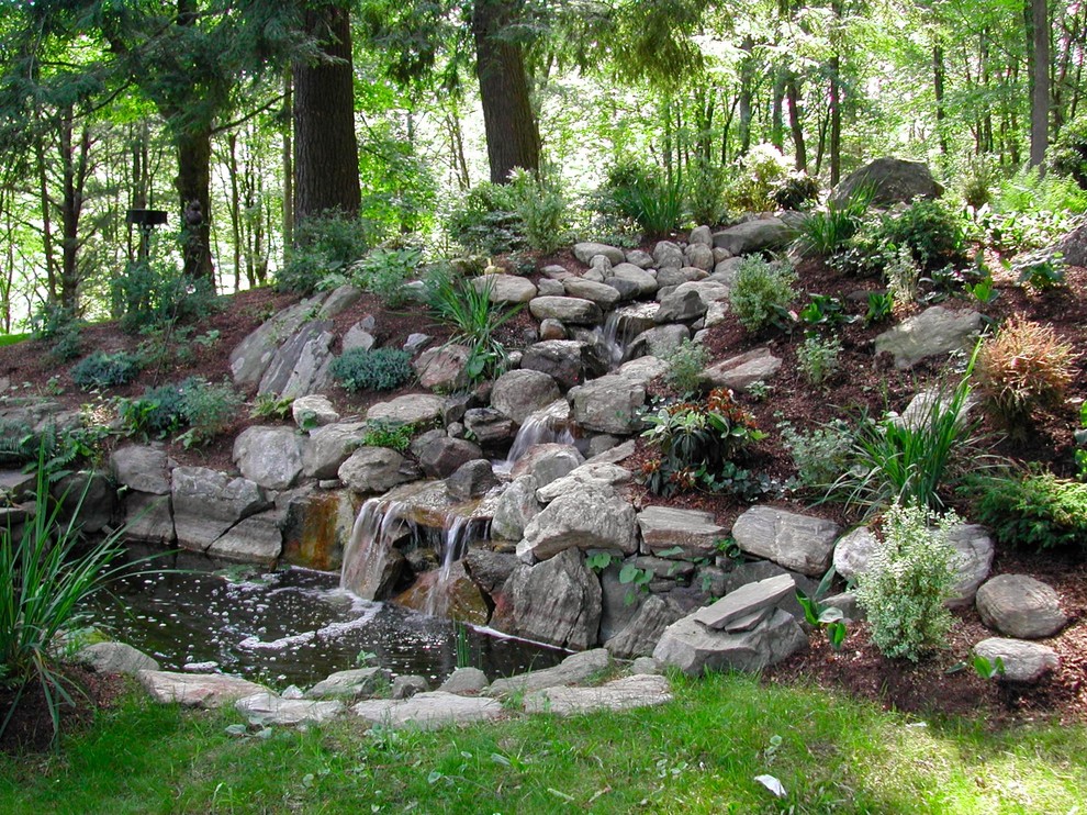Immagine di un giardino tradizionale esposto a mezz'ombra di medie dimensioni e dietro casa in primavera con pavimentazioni in pietra naturale