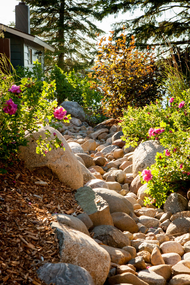 Inspiration for a side partial sun garden in Minneapolis with gravel.