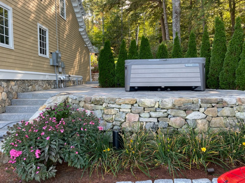 Geometrischer, Großer Eklektischer Garten im Sommer mit direkter Sonneneinstrahlung und Betonboden in Boston