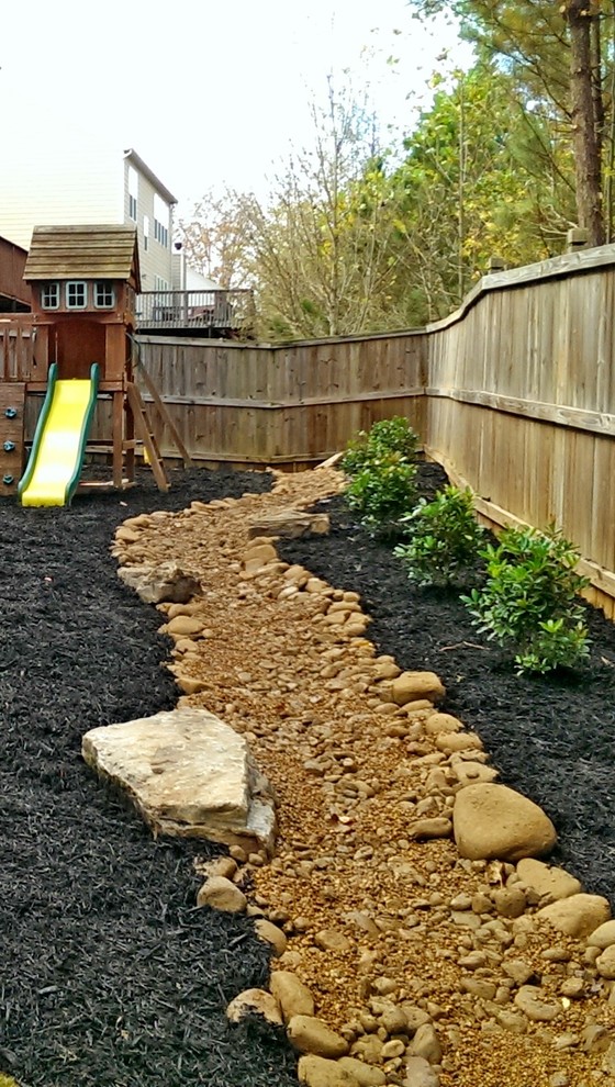 This is an example of a traditional backyard mulch garden path in Atlanta.