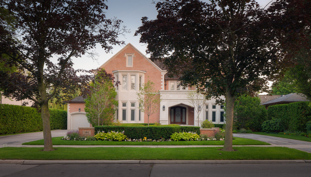 Design ideas for a large traditional full sun front yard brick driveway in Toronto for summer.