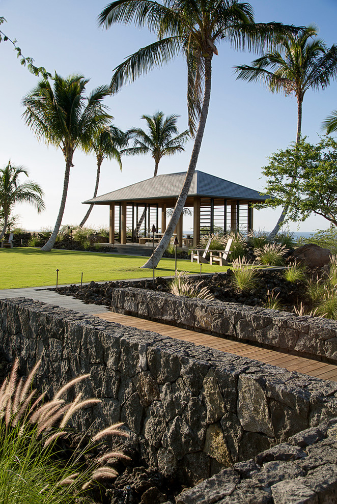 ハワイにあるトロピカルスタイルのおしゃれな裏庭 (デッキ材舗装) の写真