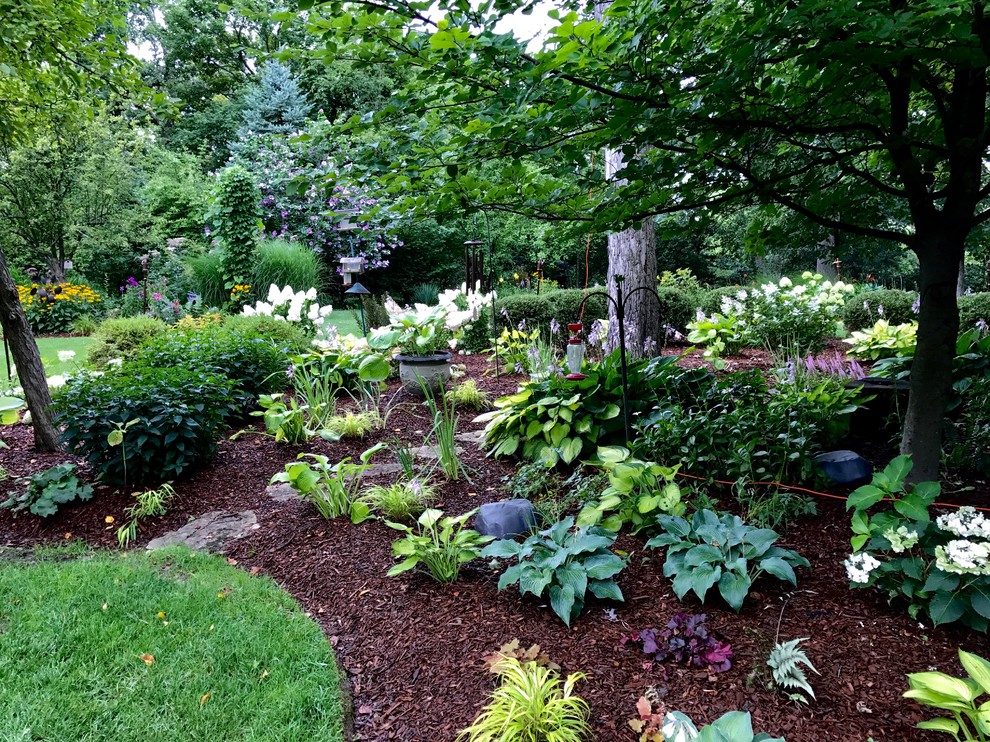 Geometrischer, Großer Klassischer Gartenweg im Sommer, hinter dem Haus mit direkter Sonneneinstrahlung und Natursteinplatten in Chicago