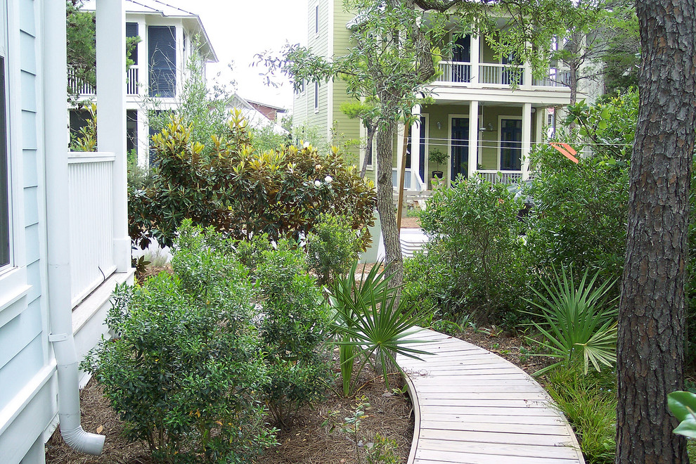 Стильный дизайн: маленький тенистый засухоустойчивый сад на боковом дворе в морском стиле с настилом для на участке и в саду - последний тренд