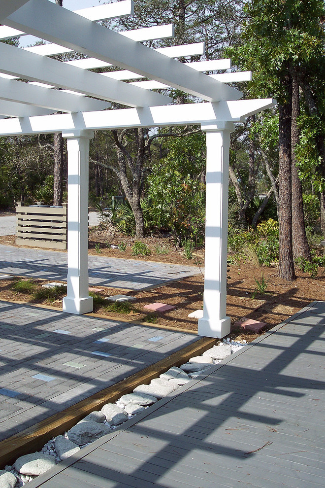 Diseño de acceso privado costero pequeño en patio trasero con exposición parcial al sol y adoquines de hormigón