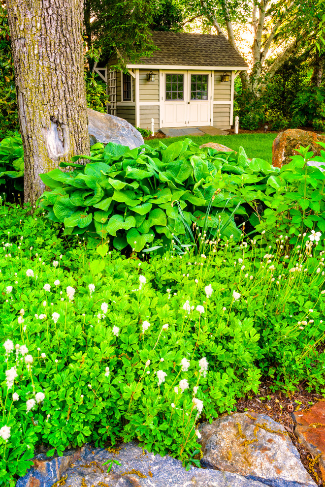 Immagine di un ampio giardino minimalista dietro casa con un ingresso o sentiero