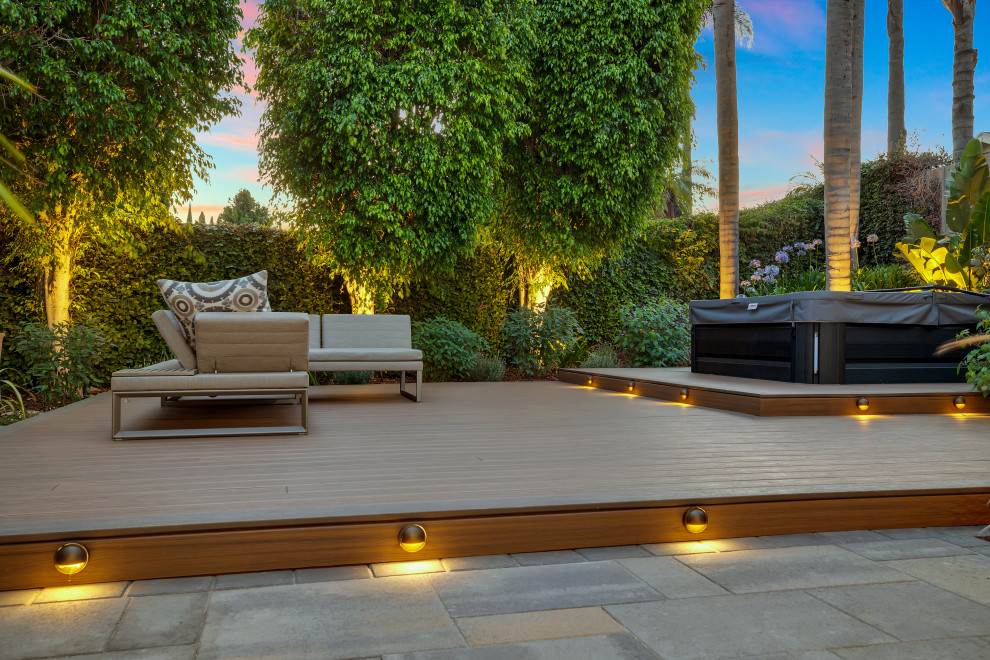 Geometrischer, Mittelgroßer Moderner Garten hinter dem Haus mit direkter Sonneneinstrahlung und Betonboden in Los Angeles
