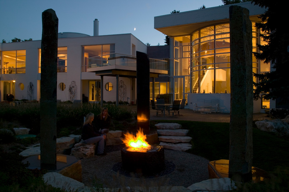 Foto di un giardino minimalista esposto in pieno sole di medie dimensioni e dietro casa con un focolare e pacciame