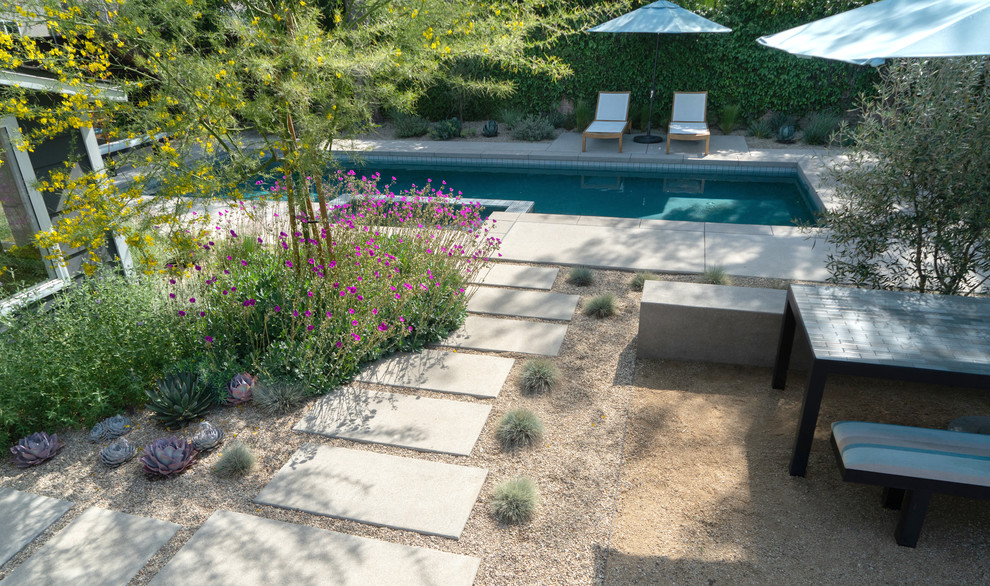 Design ideas for a large modern back partial sun garden in Los Angeles with a fire feature and gravel.