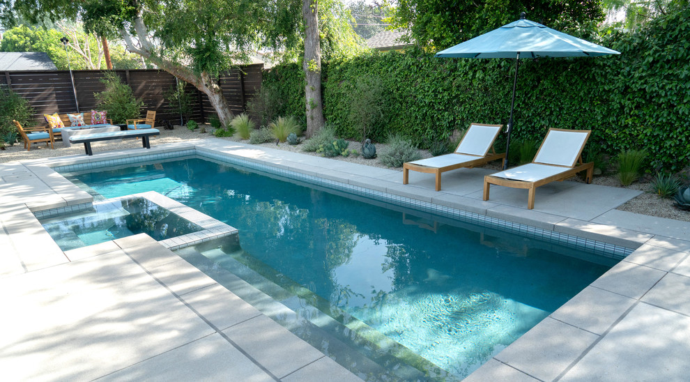 Imagen de piscina minimalista grande en patio trasero con gravilla