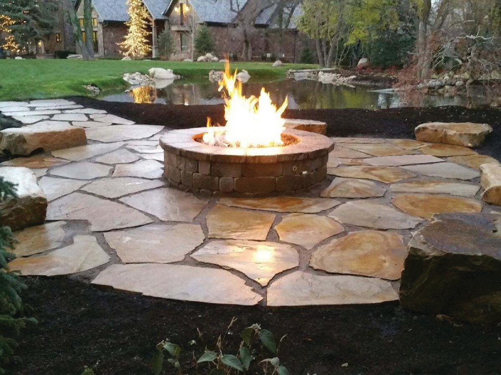 Geräumiger Rustikaler Garten neben dem Haus mit Feuerstelle und Natursteinplatten in Salt Lake City