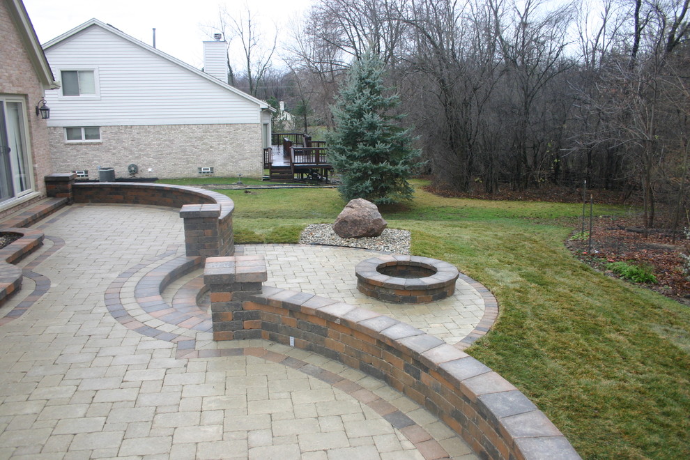 This is an example of a contemporary landscaping in Detroit.
