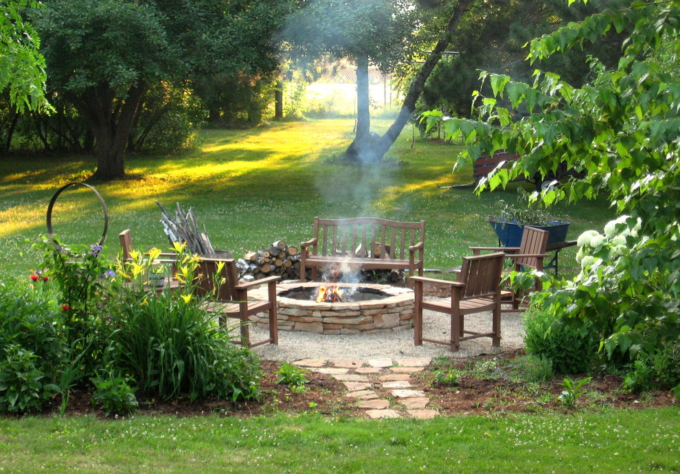 Design ideas for a rustic garden in Milwaukee with a fire feature.