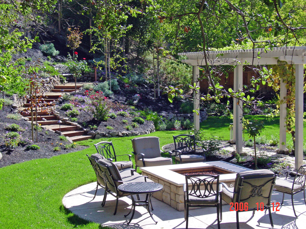 Imagen de jardín clásico extra grande en patio trasero con brasero, exposición parcial al sol y mantillo