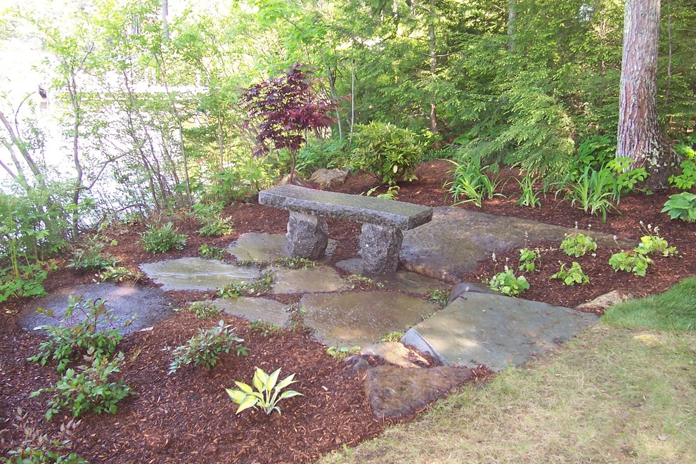 Inspiration pour un petit aménagement d'entrée ou allée de jardin arrière chalet l'été avec une exposition ombragée et des pavés en pierre naturelle.