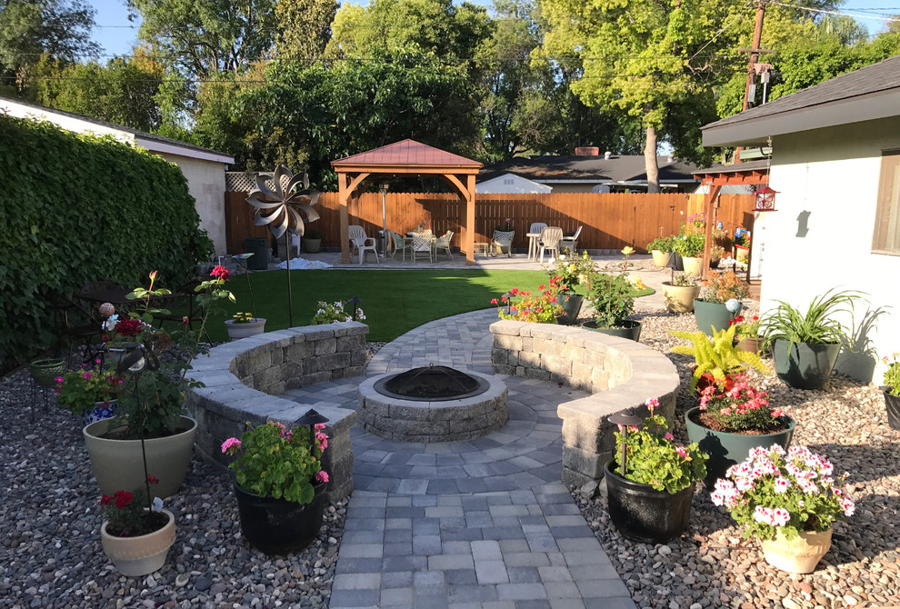 Immagine di un giardino rustico dietro casa con un focolare e pavimentazioni in cemento