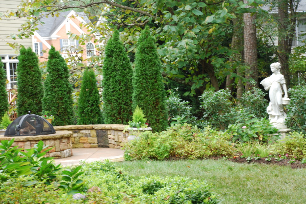 Свежая идея для дизайна: солнечный, весенний участок и сад на заднем дворе в классическом стиле с хорошей освещенностью - отличное фото интерьера