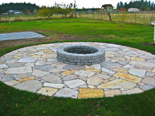 Fire Pit With Flagstone Patio Rustic, Flagstone Patio Ideas With Fire Pit