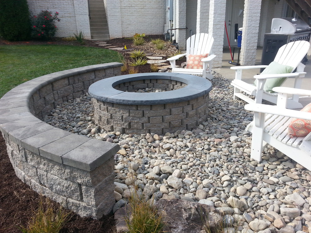 Photo of a small back garden in Richmond with a fire feature and gravel.