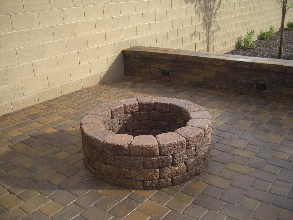 This is an example of a contemporary landscaping in Phoenix.