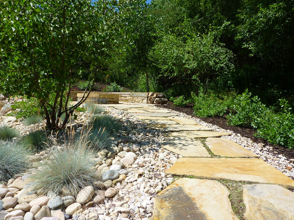 Ejemplo de jardín de secano clásico grande en patio trasero con brasero y adoquines de piedra natural