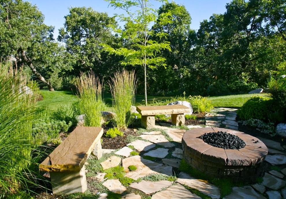 Imagen de jardín de secano tradicional pequeño en patio trasero con brasero, exposición parcial al sol y adoquines de piedra natural