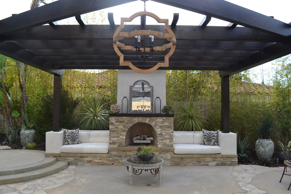 Immagine di un patio o portico minimalista dietro casa con un focolare