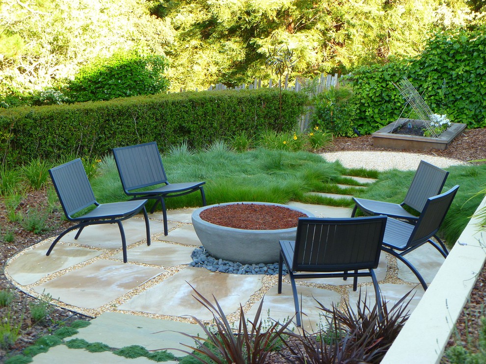На фото: участок и сад в современном стиле с местом для костра