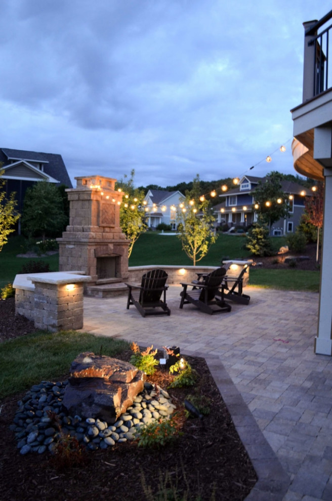 Mittelgroßer, Halbschattiger Klassischer Gartenkamin im Sommer, hinter dem Haus mit Pflastersteinen in Minneapolis