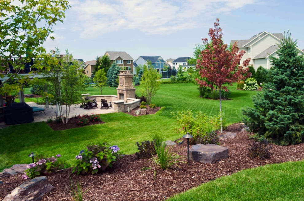 Mittelgroßer, Halbschattiger Klassischer Gartenkamin im Sommer, hinter dem Haus mit Pflastersteinen in Minneapolis