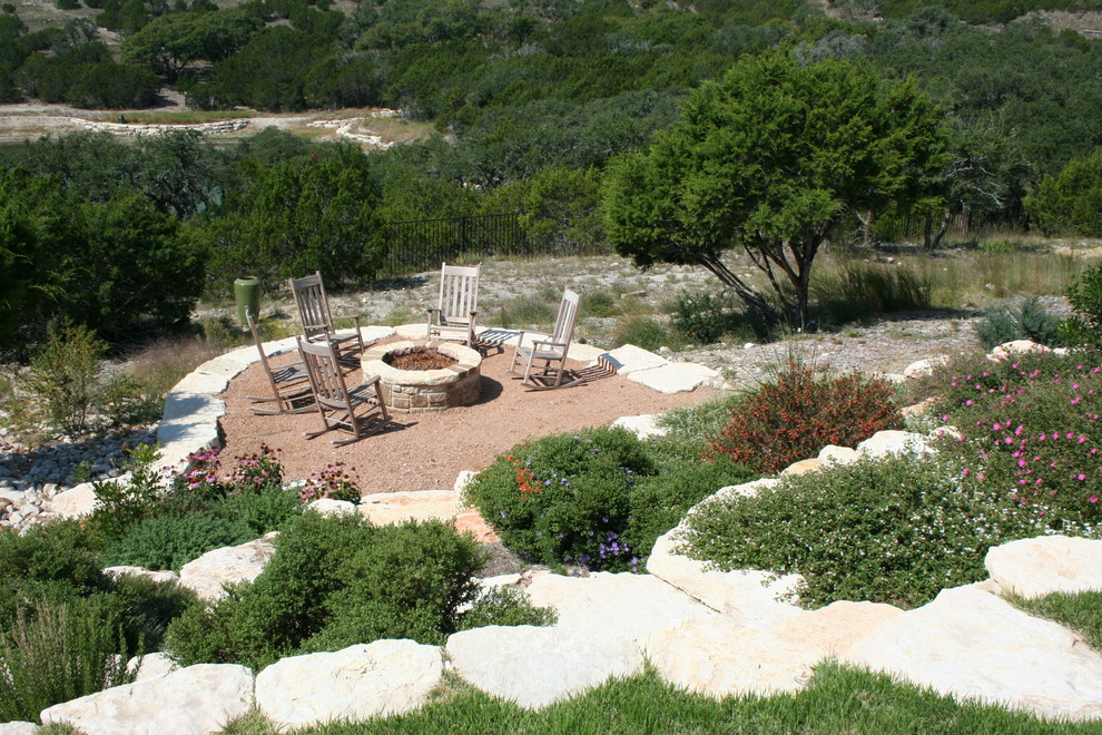 Ispirazione per un grande giardino stile rurale esposto in pieno sole dietro casa in estate con un focolare e pavimentazioni in pietra naturale