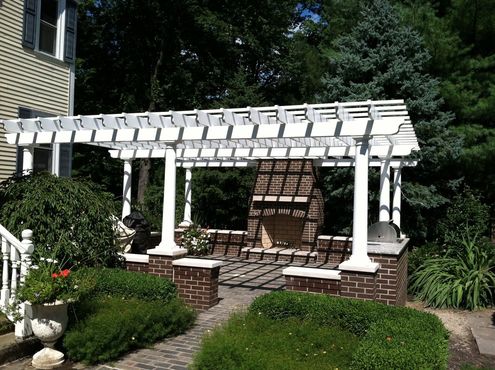 Пример оригинального дизайна: маленький участок и сад на заднем дворе в классическом стиле с местом для костра, полуденной тенью и мощением клинкерной брусчаткой для на участке и в саду