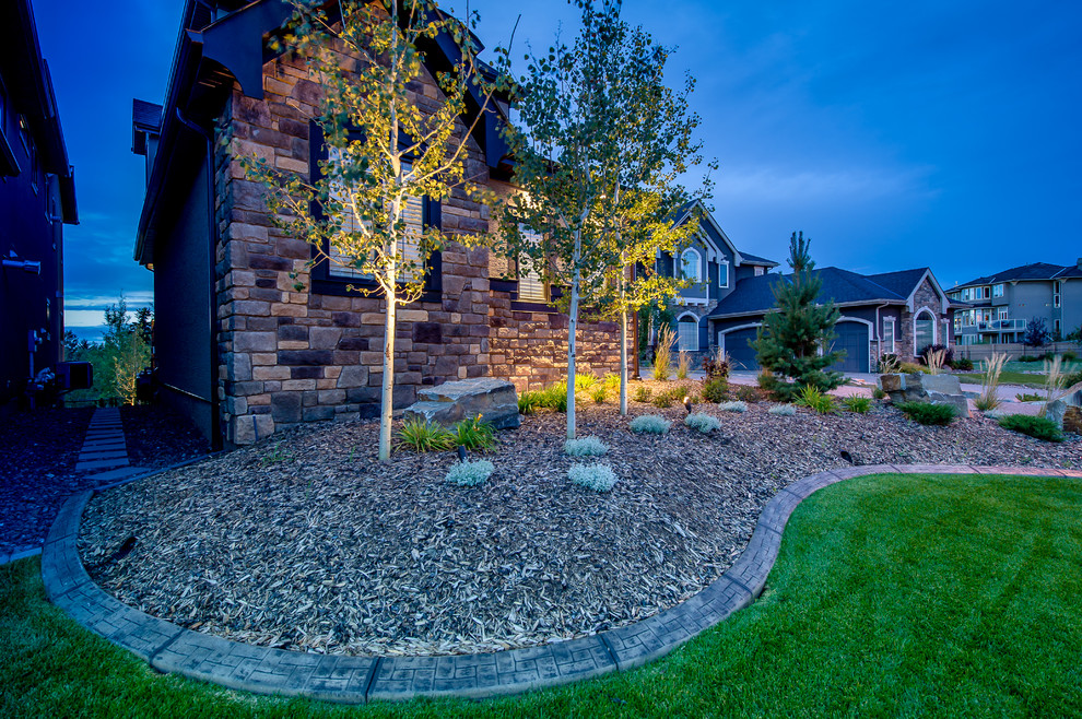Inspiration for a medium sized classic garden in Calgary.