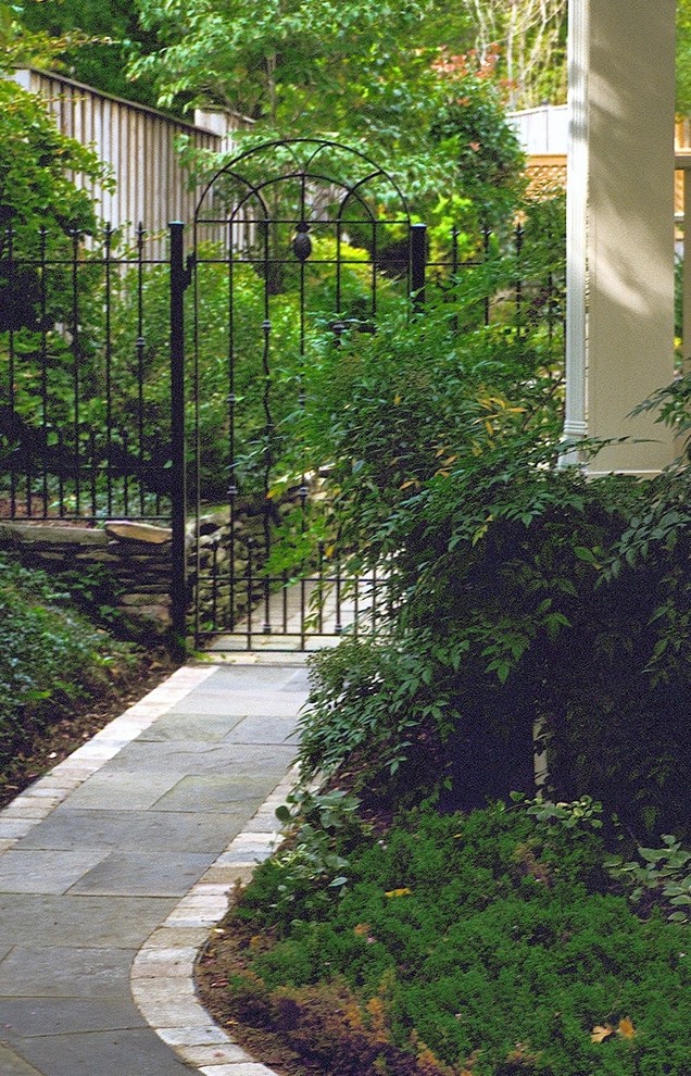 Foto di un giardino formale chic esposto a mezz'ombra di medie dimensioni e nel cortile laterale con un ingresso o sentiero e pavimentazioni in pietra naturale