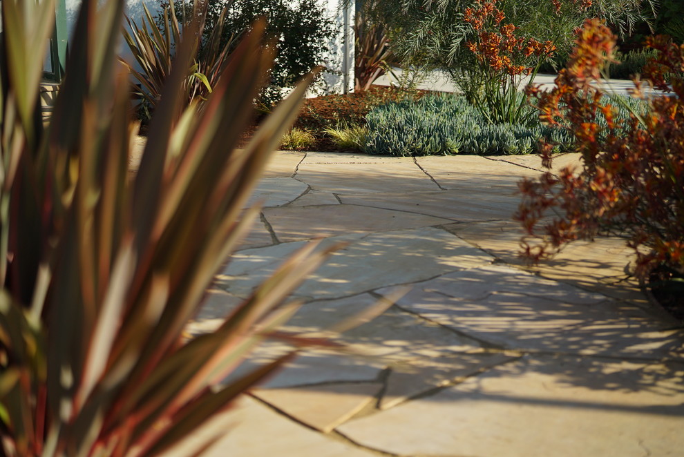 Пример оригинального дизайна: засухоустойчивый сад среднего размера на переднем дворе в морском стиле с полуденной тенью и покрытием из каменной брусчатки