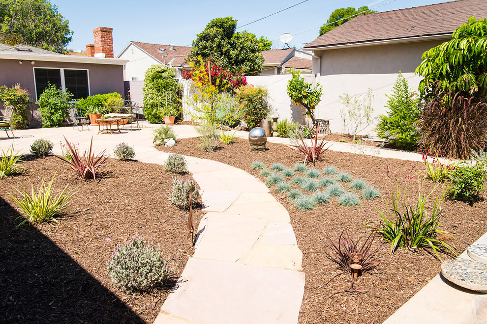 Immagine di un giardino xeriscape minimal esposto in pieno sole di medie dimensioni e dietro casa in estate con pacciame