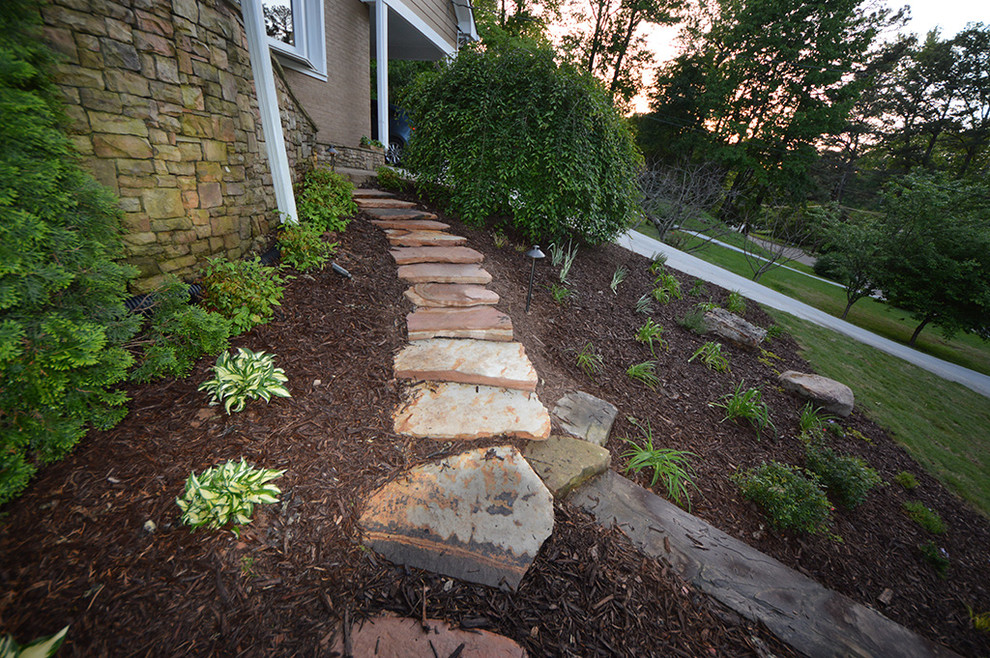 Diseño de camino de jardín de estilo americano en patio delantero con exposición parcial al sol y adoquines de piedra natural