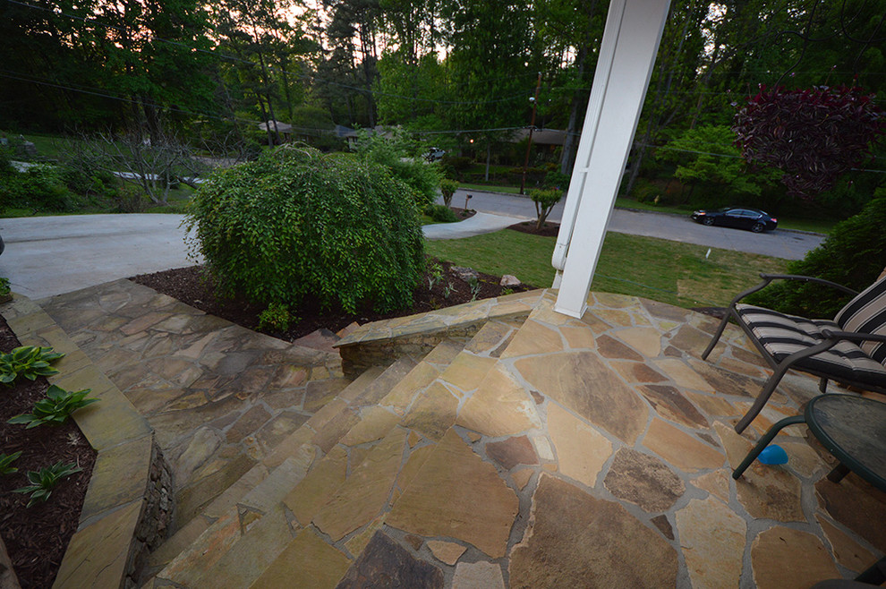 Ispirazione per un giardino stile americano esposto a mezz'ombra davanti casa con un ingresso o sentiero e pavimentazioni in pietra naturale