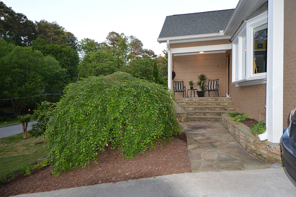 Idee per un giardino american style esposto a mezz'ombra davanti casa con un ingresso o sentiero e pavimentazioni in pietra naturale