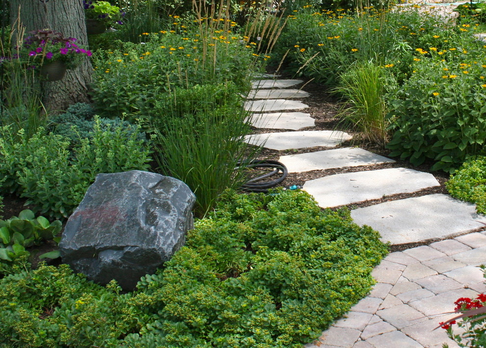 Идея дизайна: участок и сад на заднем дворе в классическом стиле с садовой дорожкой или калиткой и мощением клинкерной брусчаткой