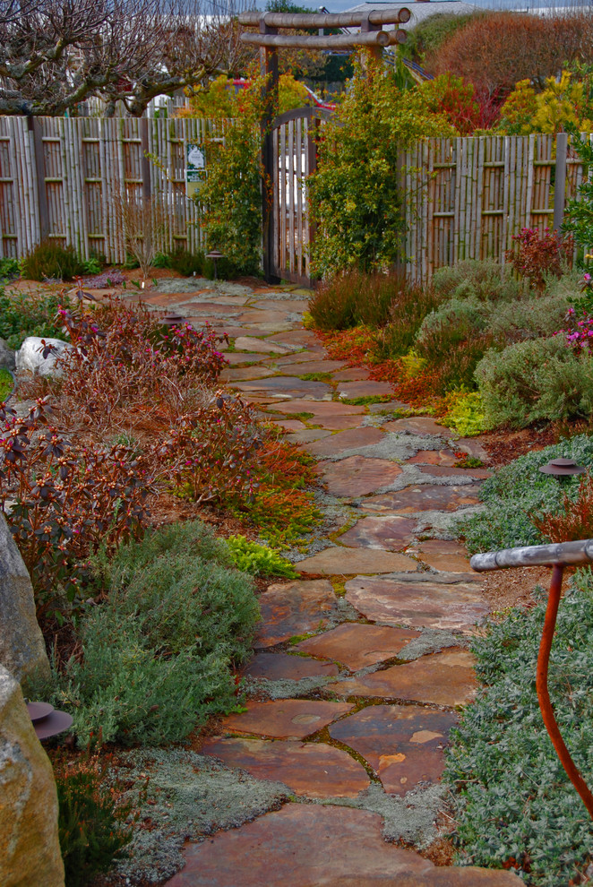 Klassisk inredning av en trädgård, med naturstensplattor