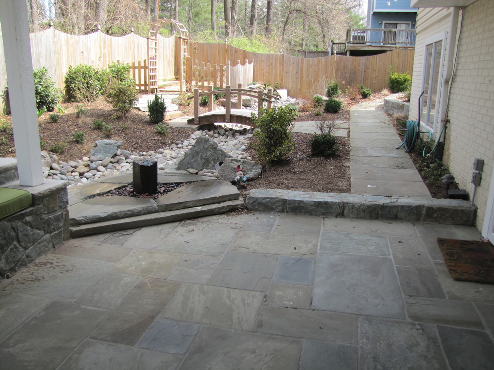 Foto de camino de jardín clásico de tamaño medio en patio trasero con jardín francés, exposición parcial al sol y adoquines de piedra natural
