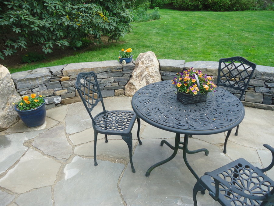 Foto de patio minimalista de tamaño medio en patio trasero con adoquines de piedra natural