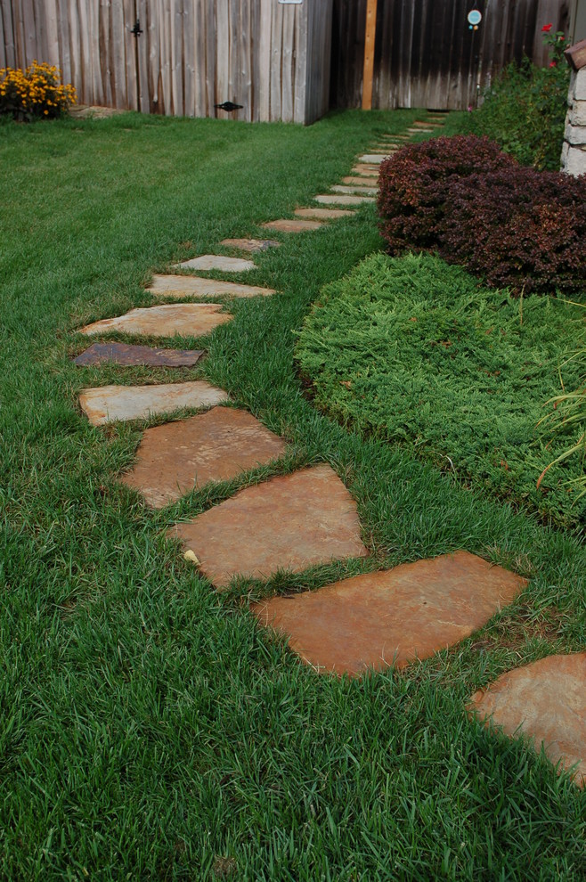 Ejemplo de camino de jardín tradicional en patio lateral con adoquines de piedra natural