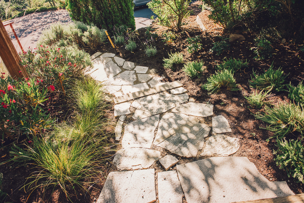 Diseño de jardín minimalista de tamaño medio en verano en patio con jardín francés, jardín vertical, exposición parcial al sol y adoquines de piedra natural
