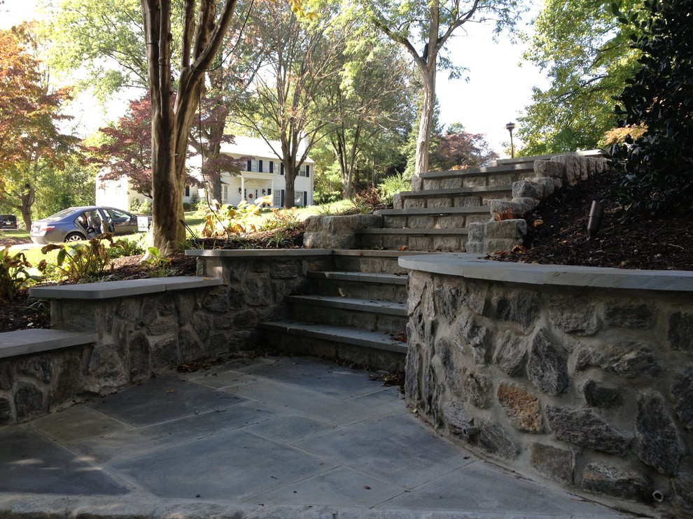 フィラデルフィアにあるトラディショナルスタイルのおしゃれな庭 (庭への小道、天然石敷き) の写真
