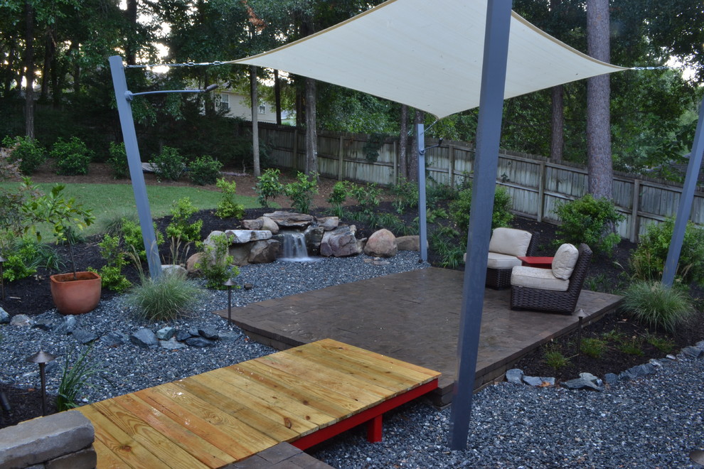 Diseño de pista deportiva descubierta minimalista de tamaño medio en verano en patio trasero con exposición parcial al sol y adoquines de hormigón